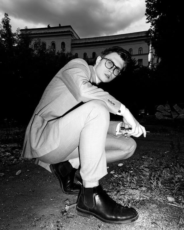 Comment marier des bottines en daim avec des jupes midi pour un look chic?